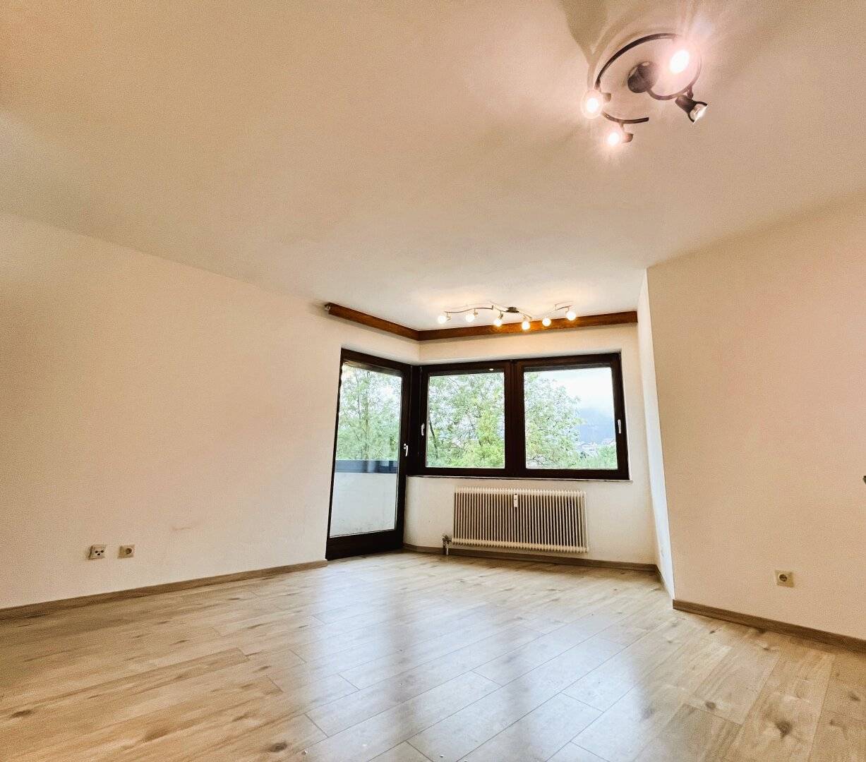 AVAILABLE IMMEDIATELY: Centrally located bright 2-room apartment with balcony for rent