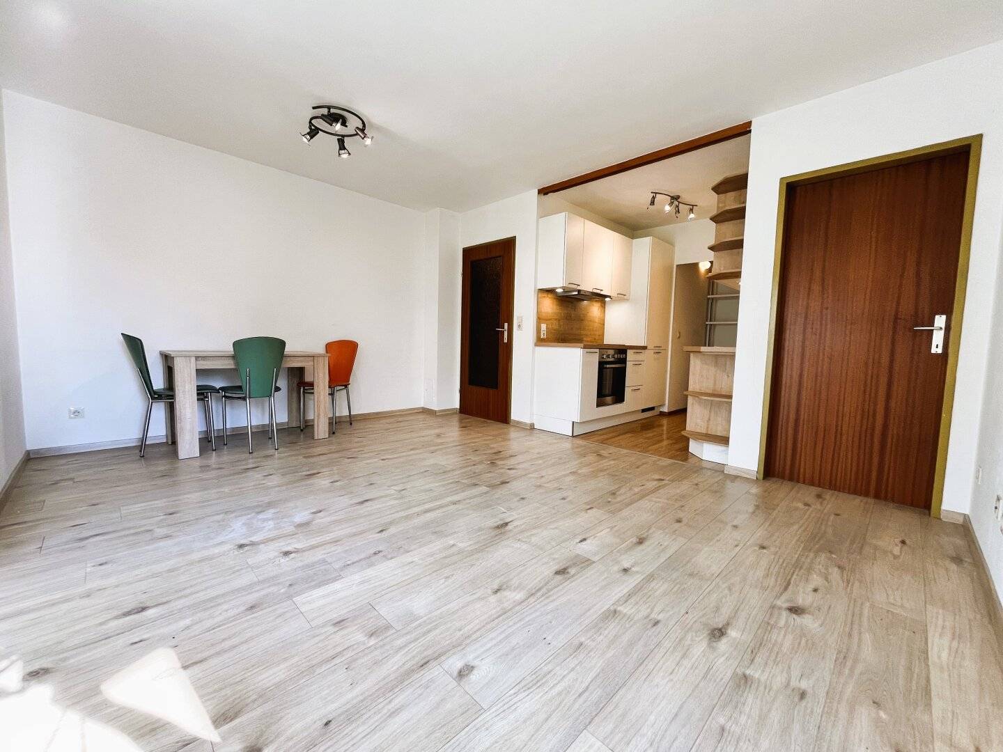 AVAILABLE IMMEDIATELY: Centrally located bright 2-room apartment with balcony for rent