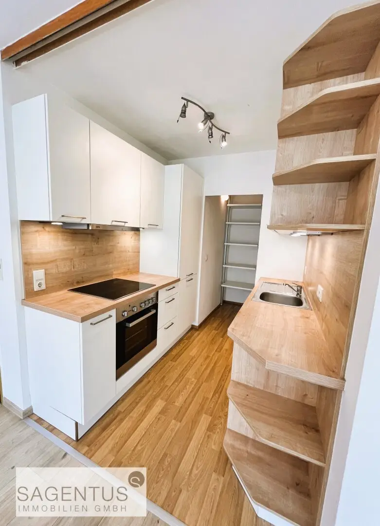 AVAILABLE IMMEDIATELY: Centrally located bright 2-room apartment with balcony for rent