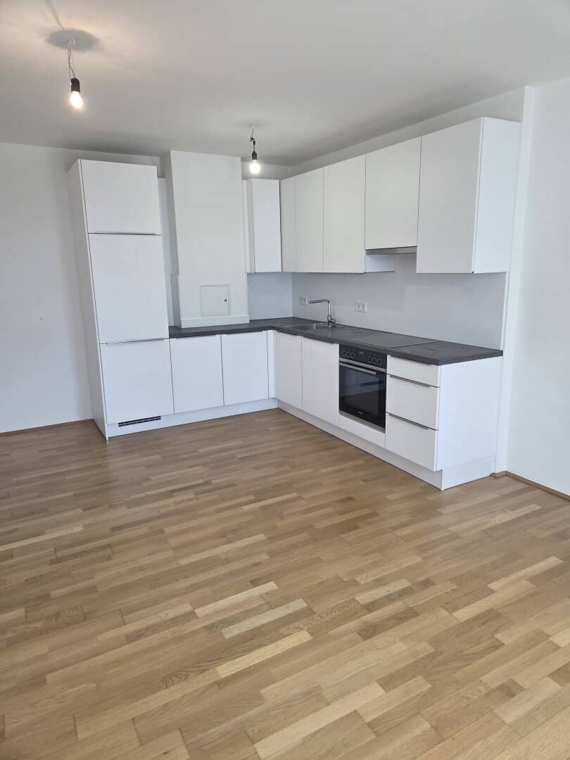 TERRACE APARTMENT WITH PARK VIEW 2 ROOMS, AIR CONDITIONED, HEATING HOT WATER COLD WATER ALREADY INCLUDED IN THE RENT