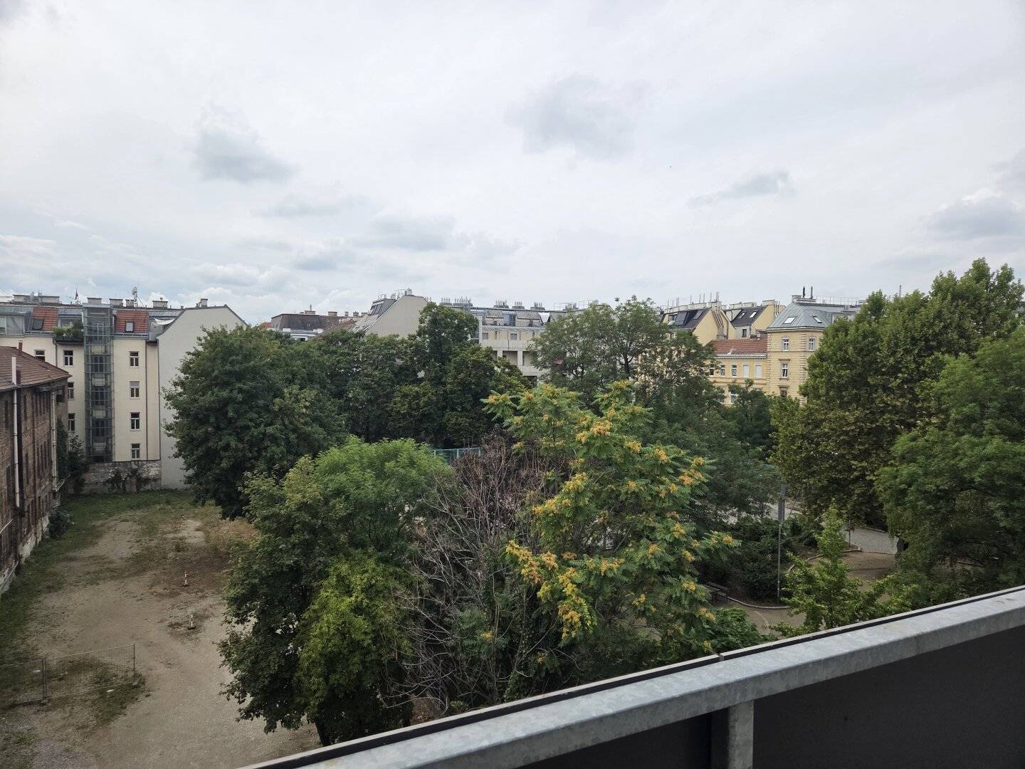 BLICK INS GRÜNE SOMMERABENDE AUF DEMBALKON GENIESSEN! -HEIZUNG,WARMWASSER,KALTWASSER BEREITS IN DER MIETE INKLUDIERT