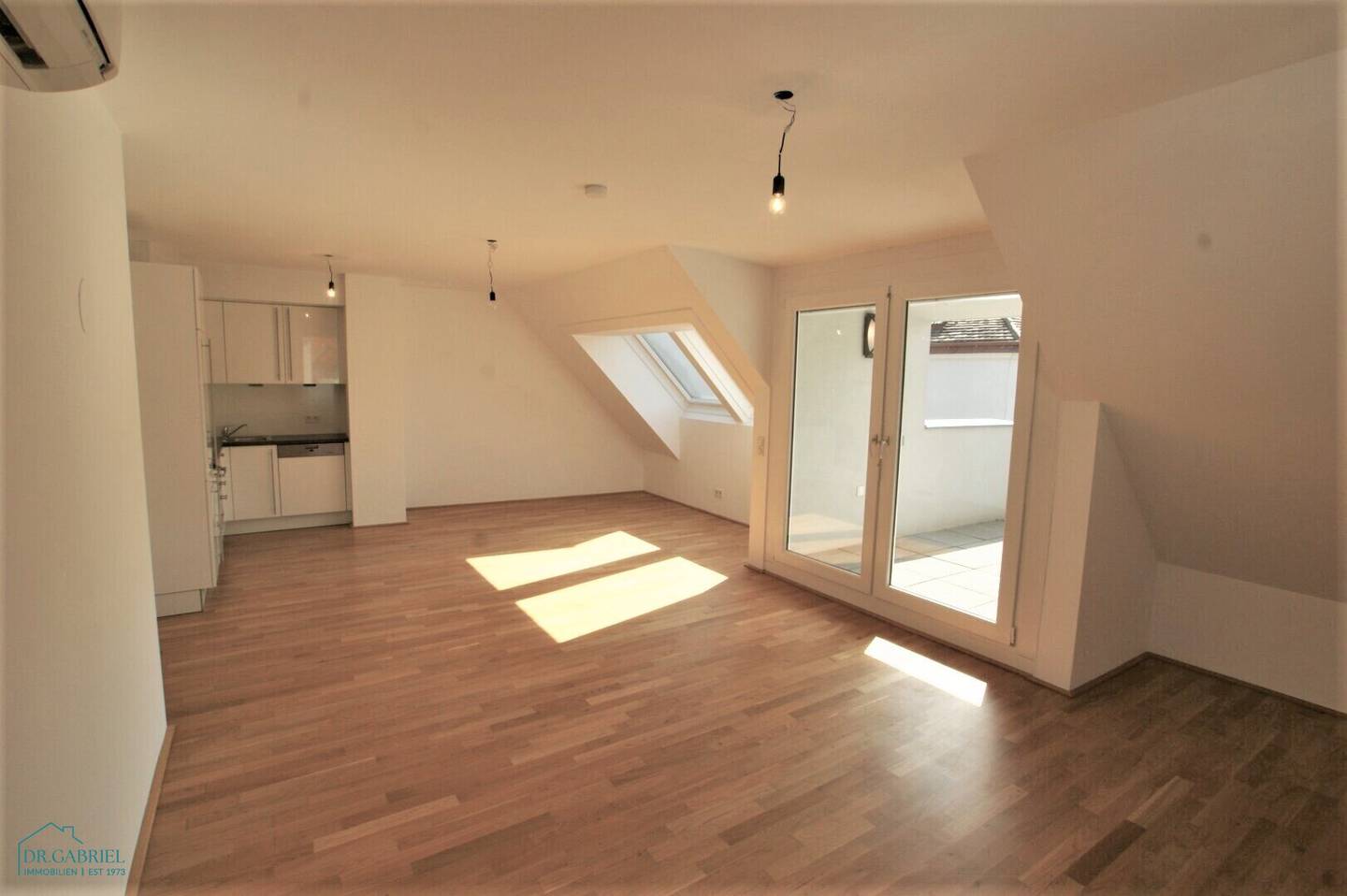 MODERNE, HELLE DG-WOHNUNG MIT TERRASSE