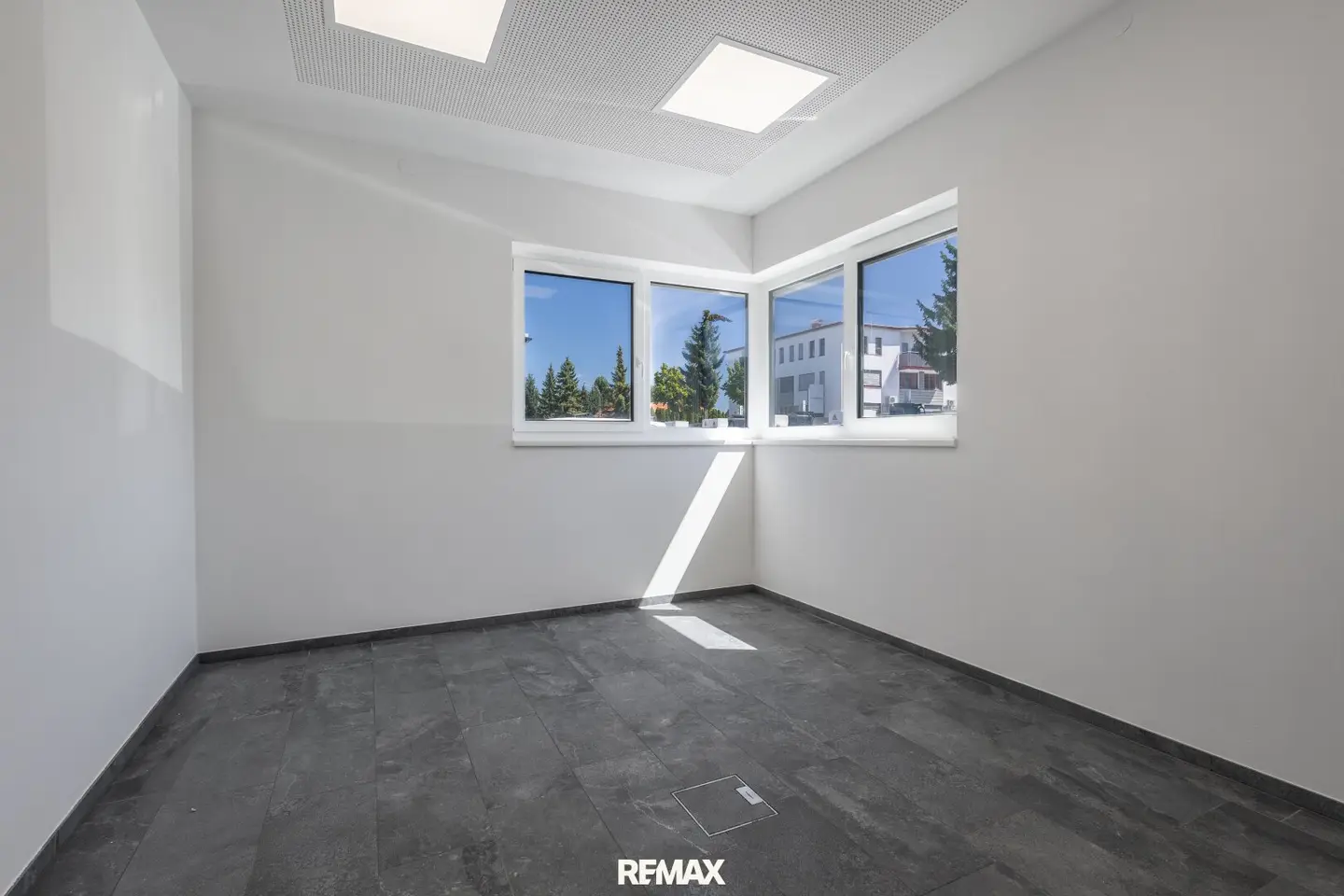 Modern office location in Villach – First occupancy with parking space and high-quality fittings