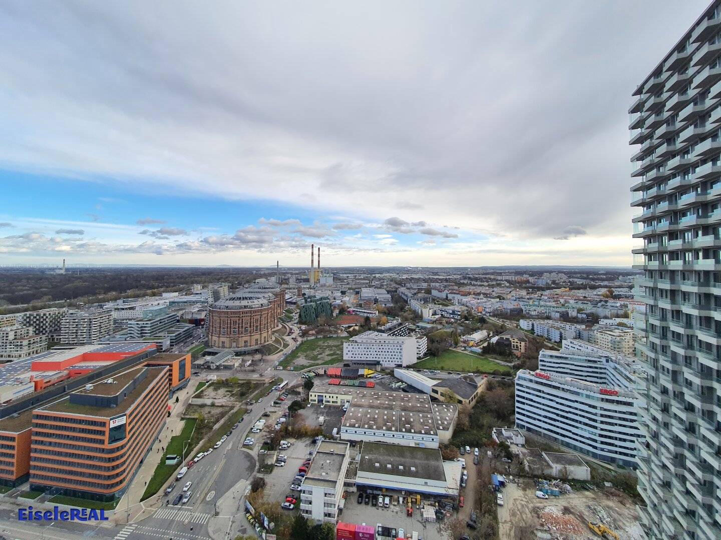 Insider tip comfortable living on the 28th floor in central location