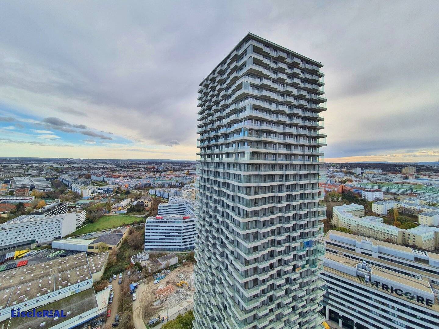 Insider tip comfortable living on the 28th floor in central location
