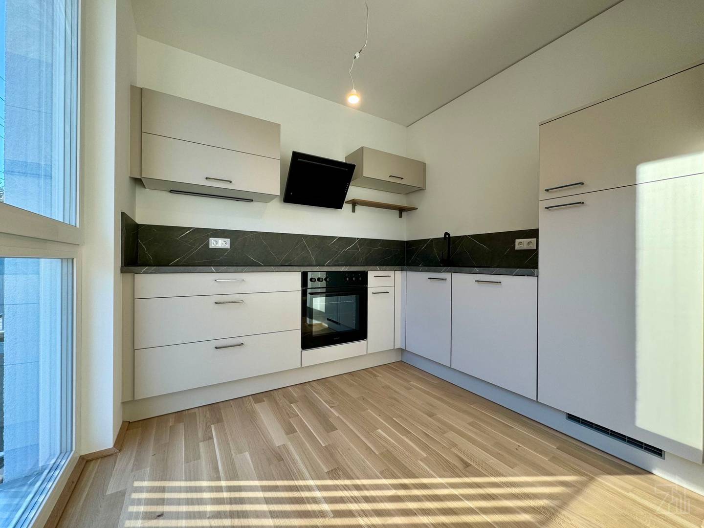 Moderne Wohnung mit zwei Balkonen und Garage