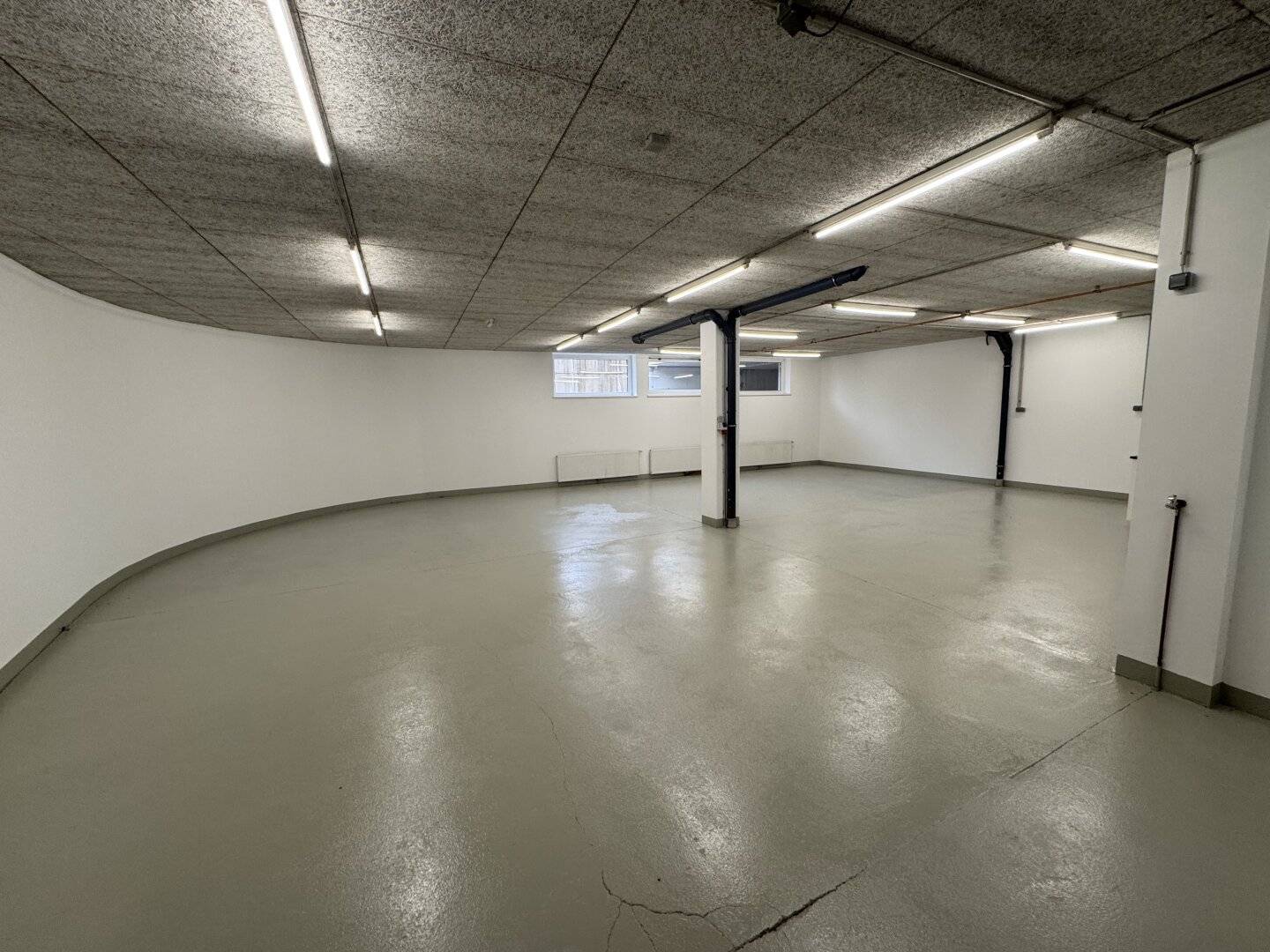 Like-new 183m² production and storage space with office and parking spaces