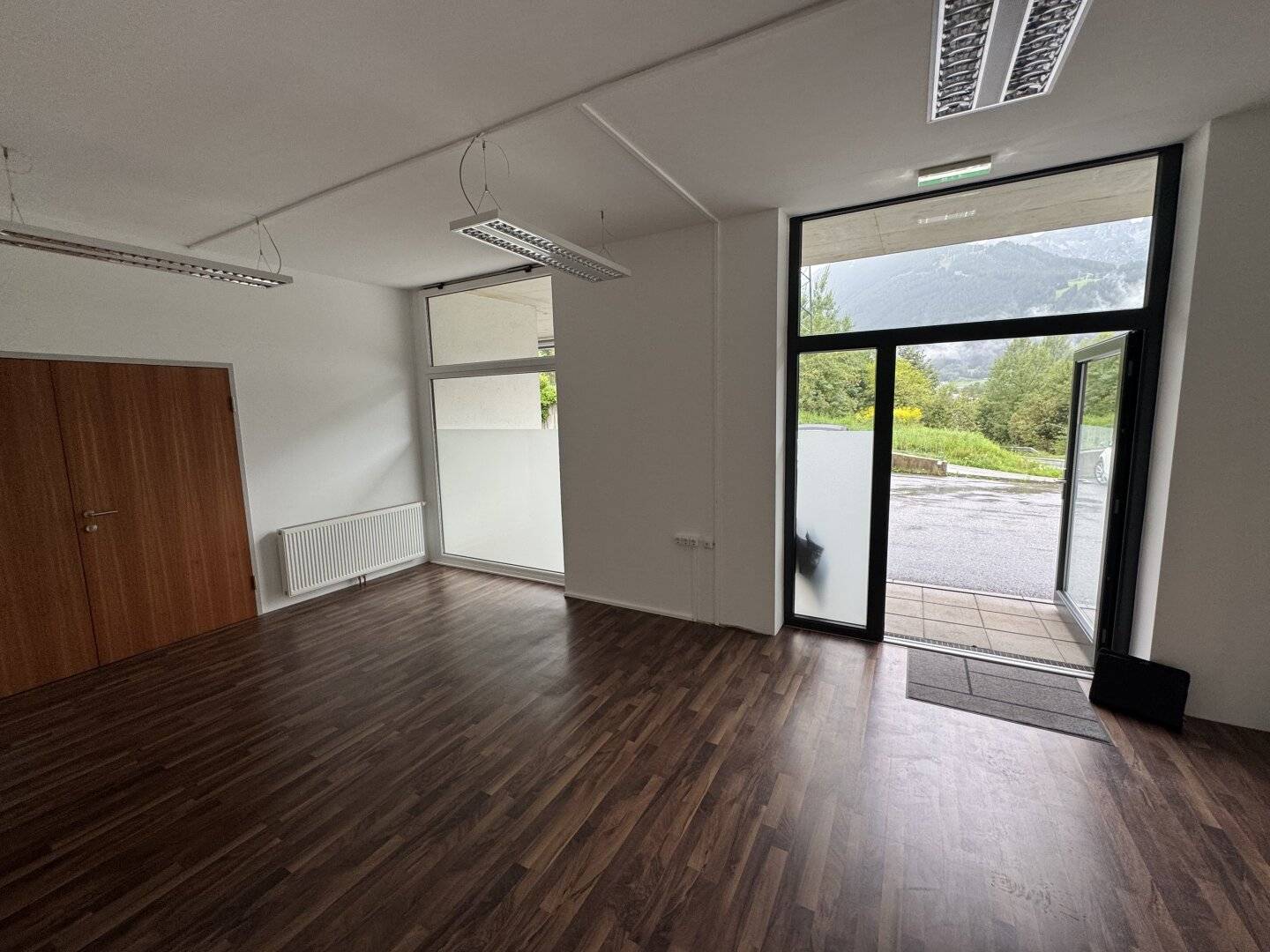 Like-new 183m² production and storage space with office and parking spaces