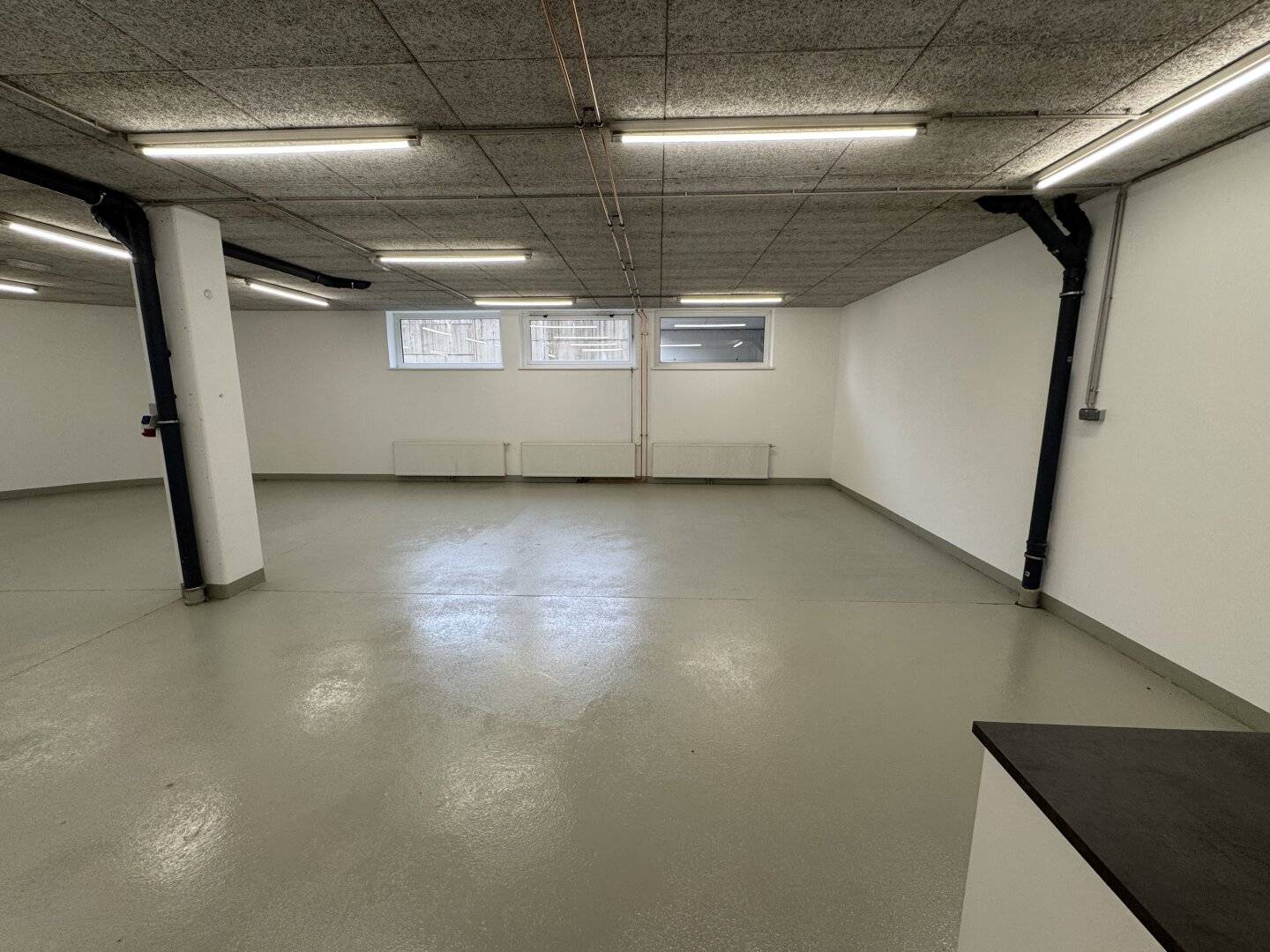 Like-new 183m² production and storage space with office and parking spaces