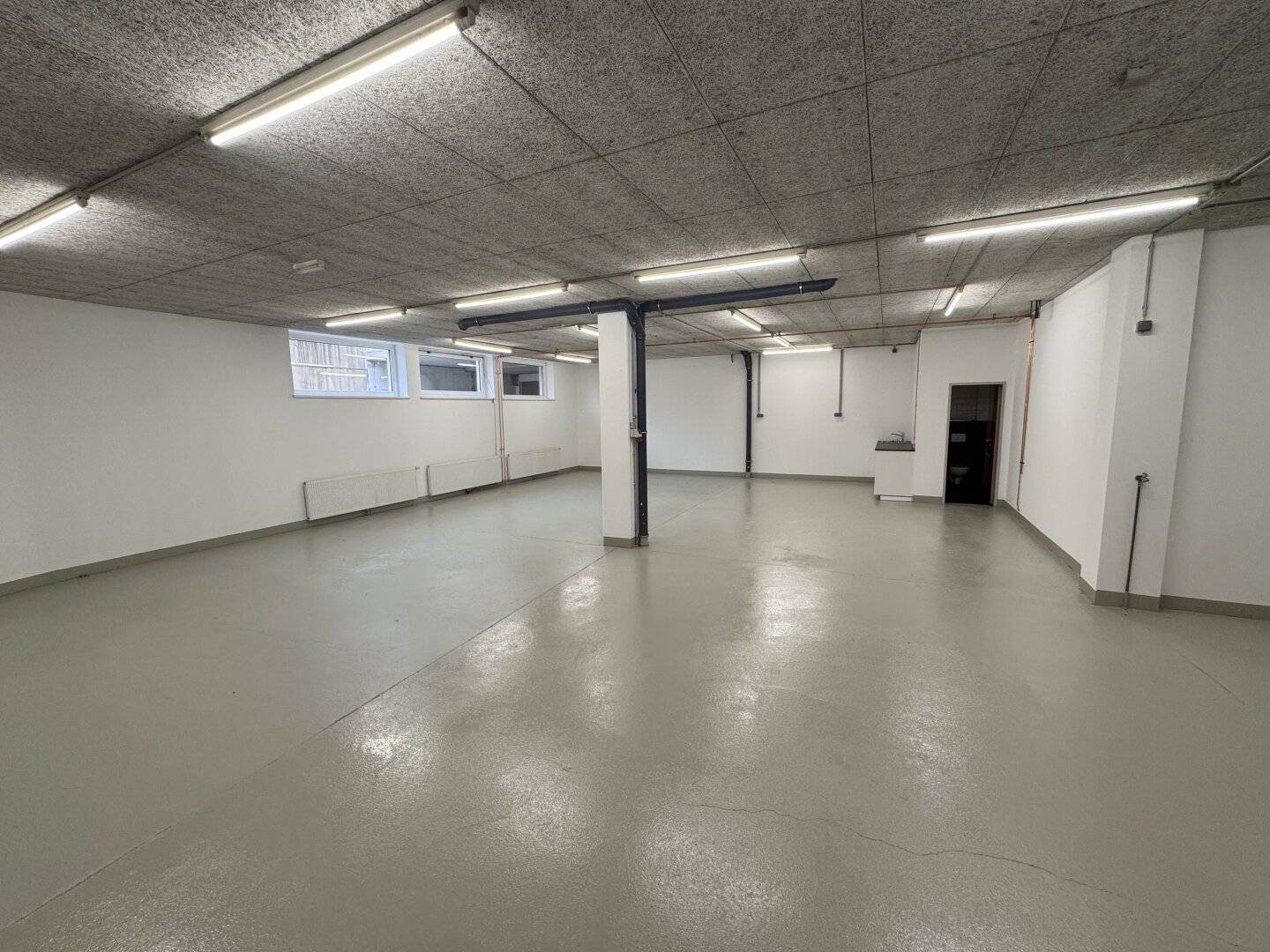 Like-new 183m² production and storage space with office and parking spaces