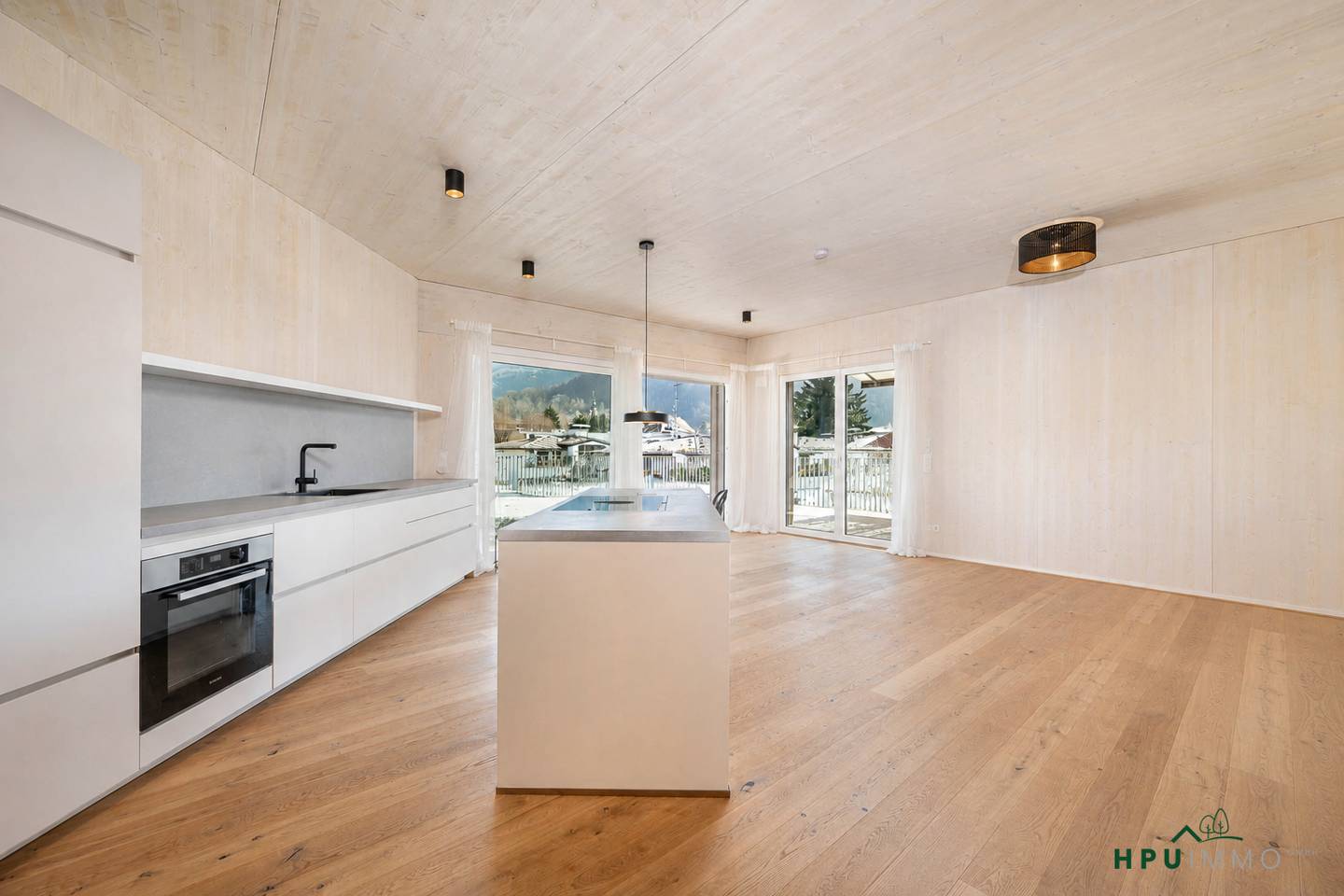 Penthouse with large roof terrace and mountain view