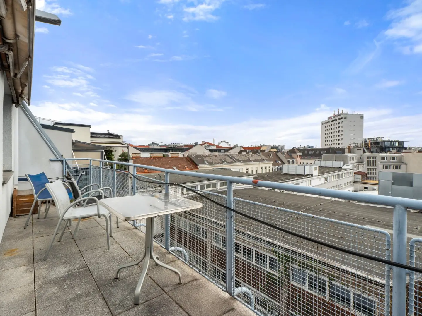 Spacious penthouse apartment with quiet south-facing terrace and air conditioning