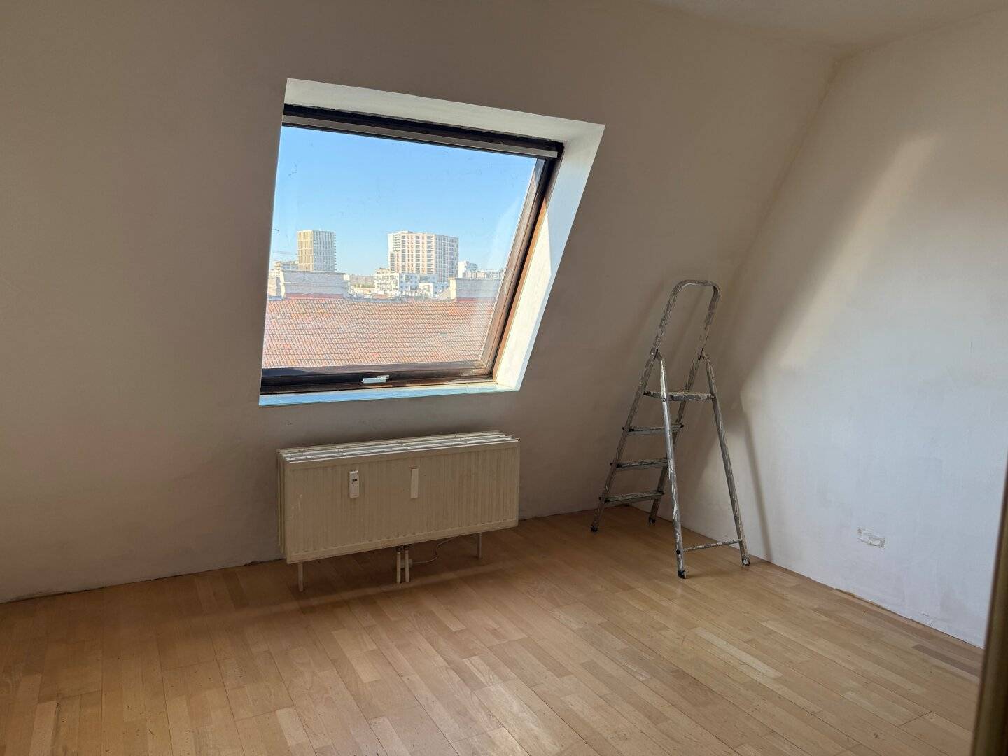 Spacious penthouse apartment with quiet south-facing terrace and air conditioning