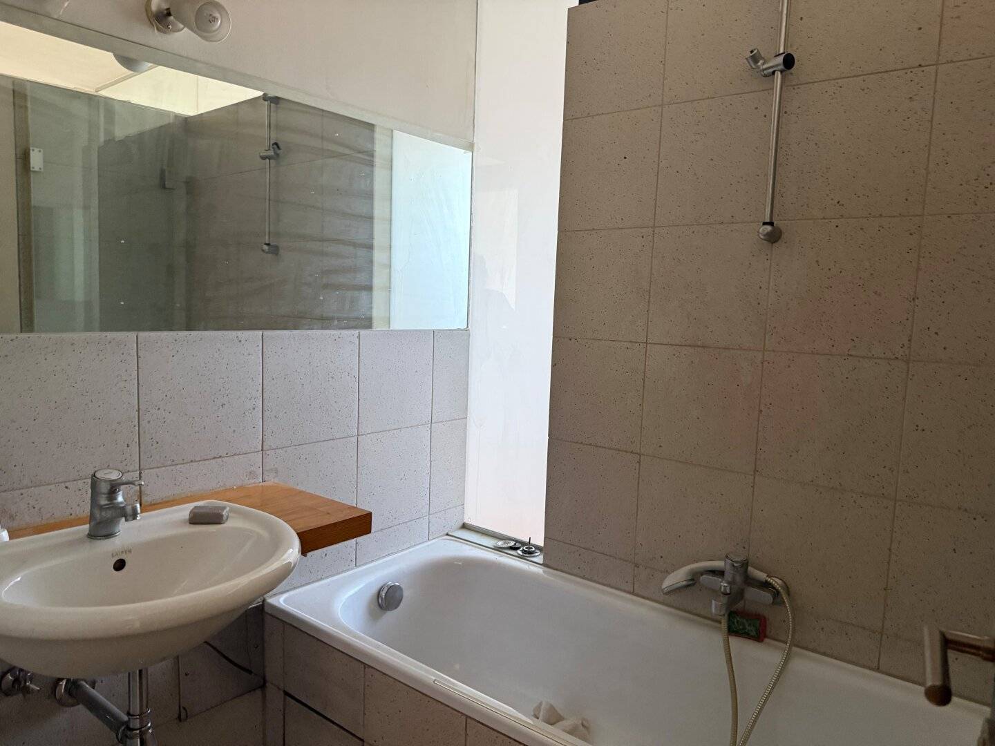 Spacious penthouse apartment with quiet south-facing terrace and air conditioning