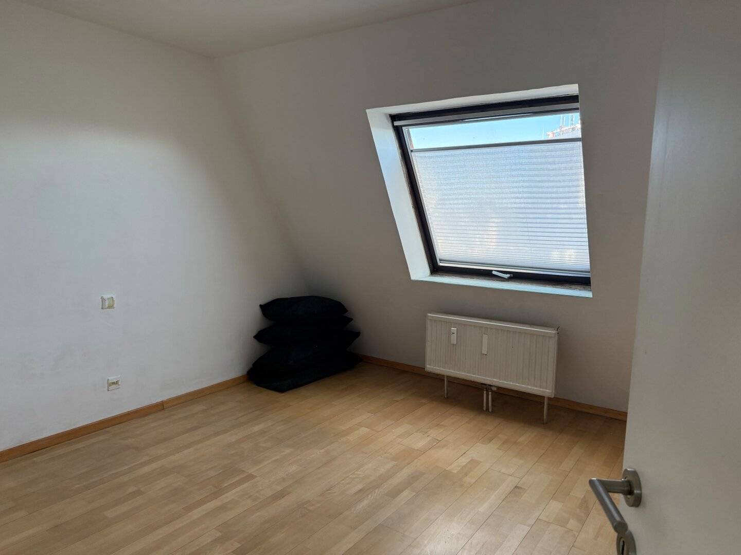Spacious penthouse apartment with quiet south-facing terrace and air conditioning