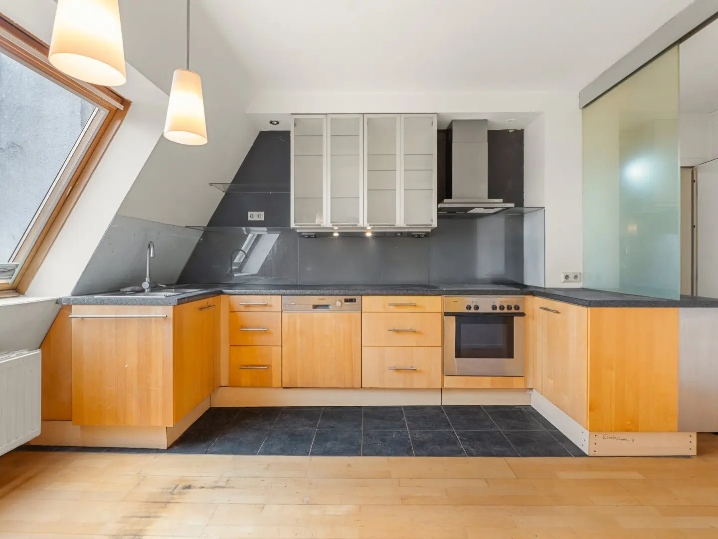 Spacious penthouse apartment with quiet south-facing terrace and air conditioning