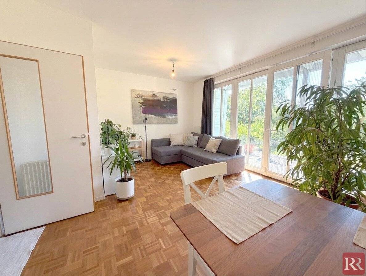 Modernes Reihenhaus mit drei Terrassen, kleinem Garten und Parkplatz in ruhiger Bestlage