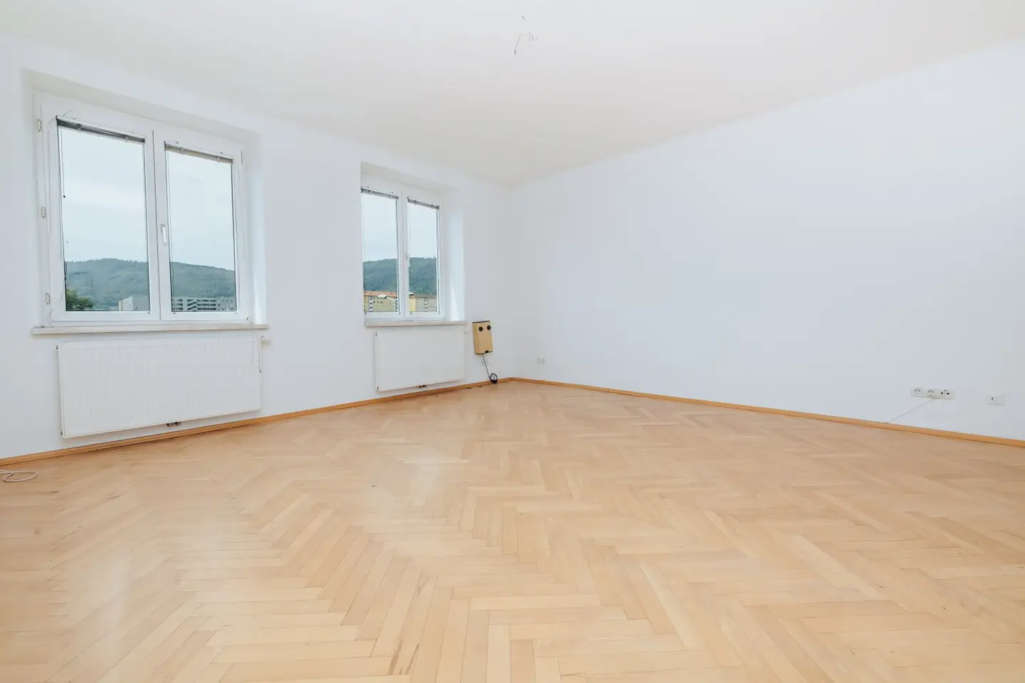BALCONY I CARPORT I ELEVATOR I TOP PRICE I 3RD FLOOR I RENOVATED I MAIN RAILWAY STATION I PARQUET FLOOR I APARTMENT WITH DISTANT VIEW I PROJEKT WOHNEN I
