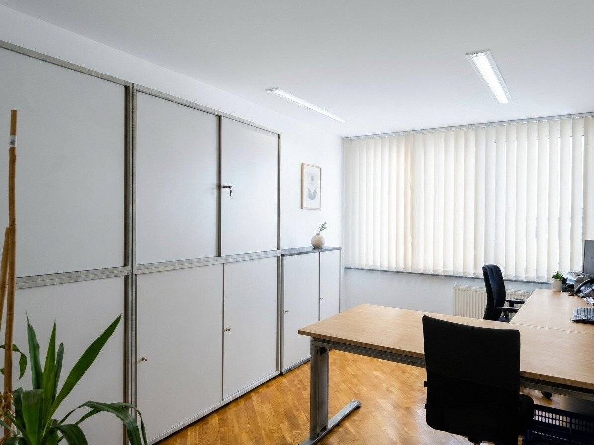 Modernes Büro/Praxis in Top-Lage Alpenstraße – frisch renoviert (Parkett neu geschliffen, neu ausgemalt) inkl. 2 Garagen &amp; EDV-Infrastruktur