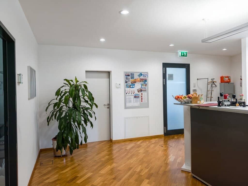 Modernes Büro/Praxis in Top-Lage Alpenstraße – frisch renoviert (Parkett neu geschliffen, neu ausgemalt) inkl. 2 Garagen &amp; EDV-Infrastruktur