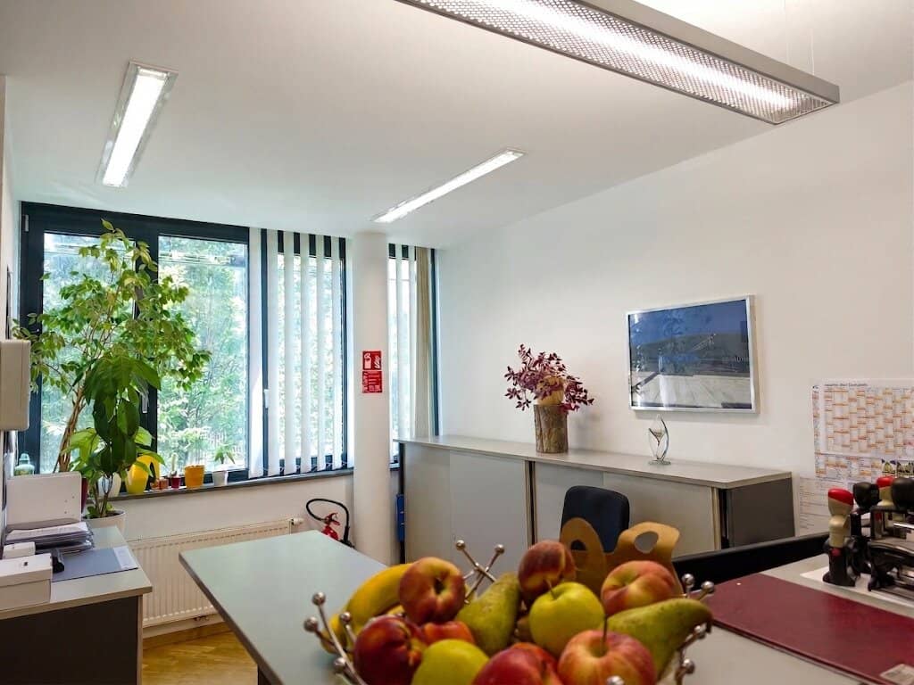 Modernes Büro/Praxis in Top-Lage Alpenstraße – frisch renoviert (Parkett neu geschliffen, neu ausgemalt) inkl. 2 Garagen &amp; EDV-Infrastruktur