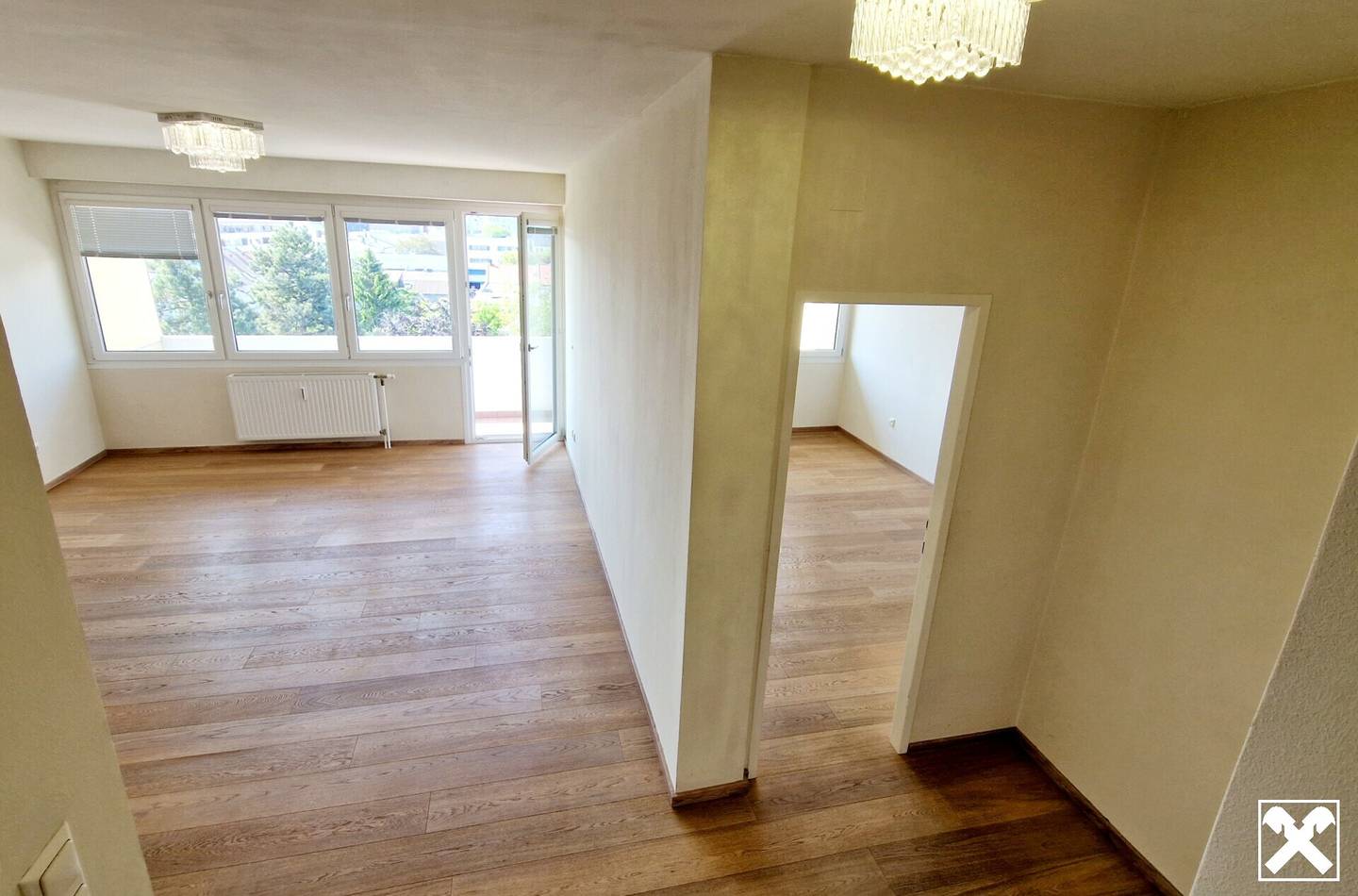 Commission free Wohnung with south facing loggia and lift