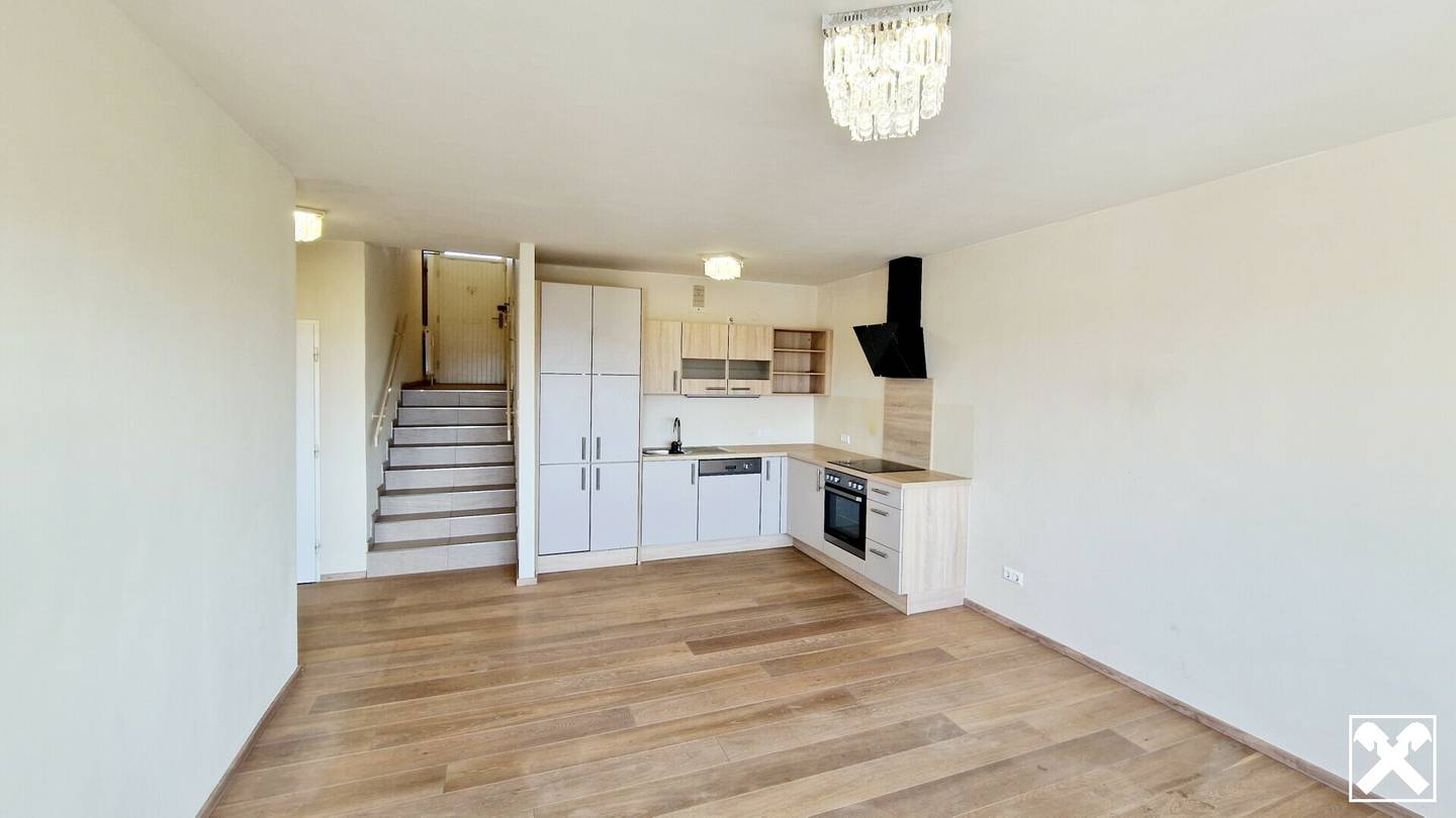 Commission free Wohnung with south facing loggia and lift