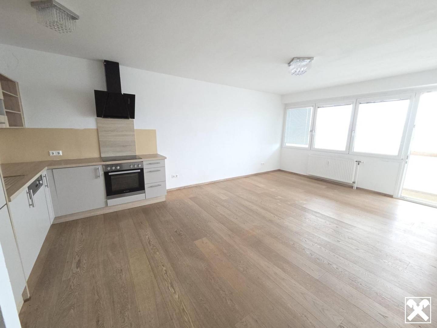 Commission free Wohnung with south facing loggia and lift