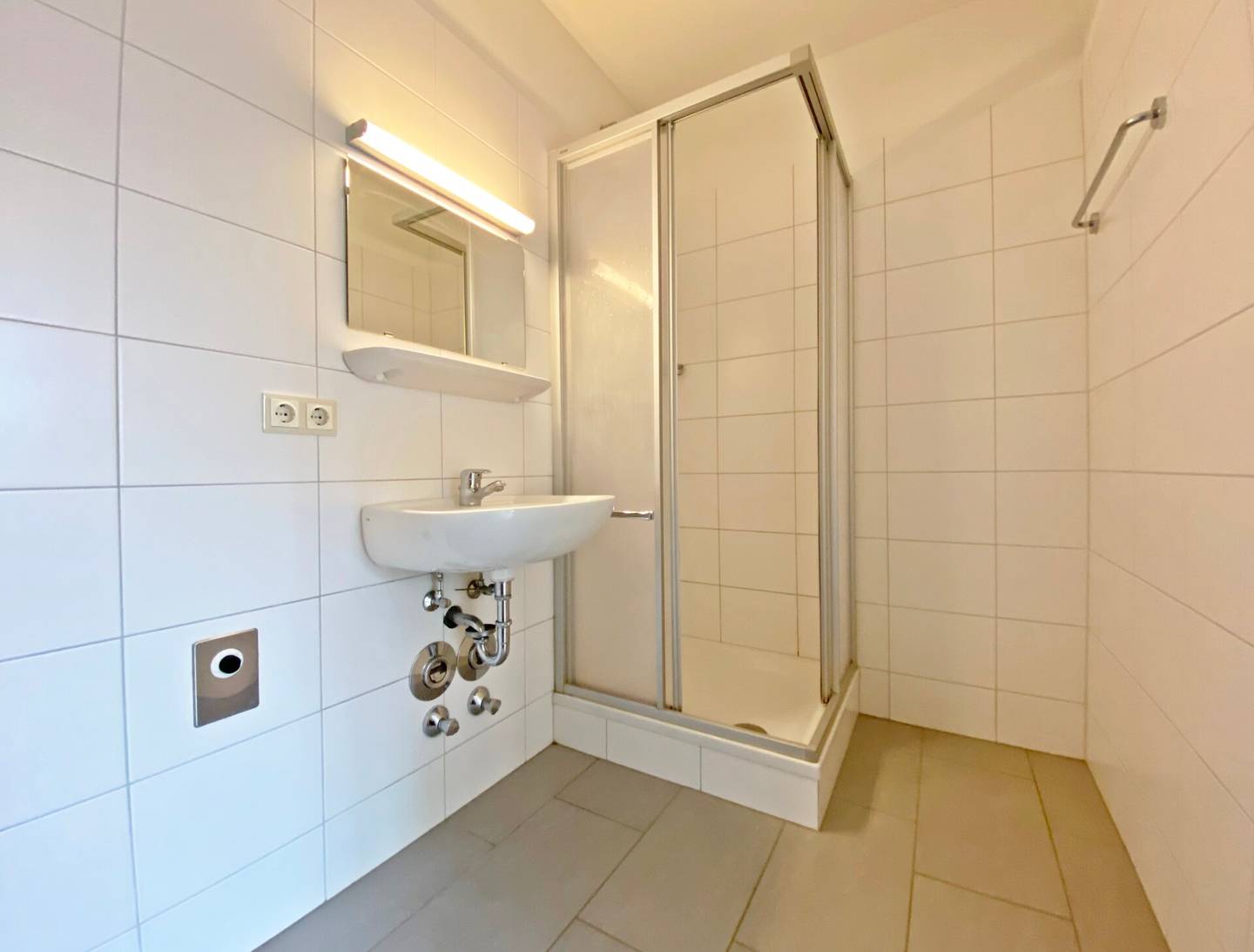Centrally located practical apartment with outdoor parking