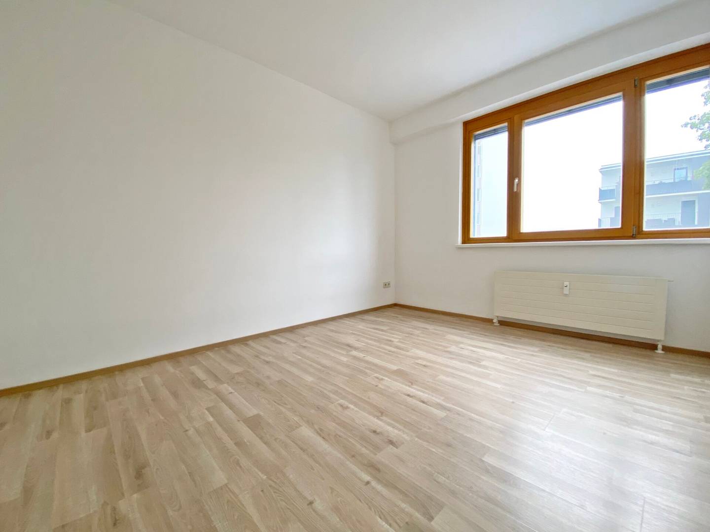 Centrally located practical apartment with outdoor parking