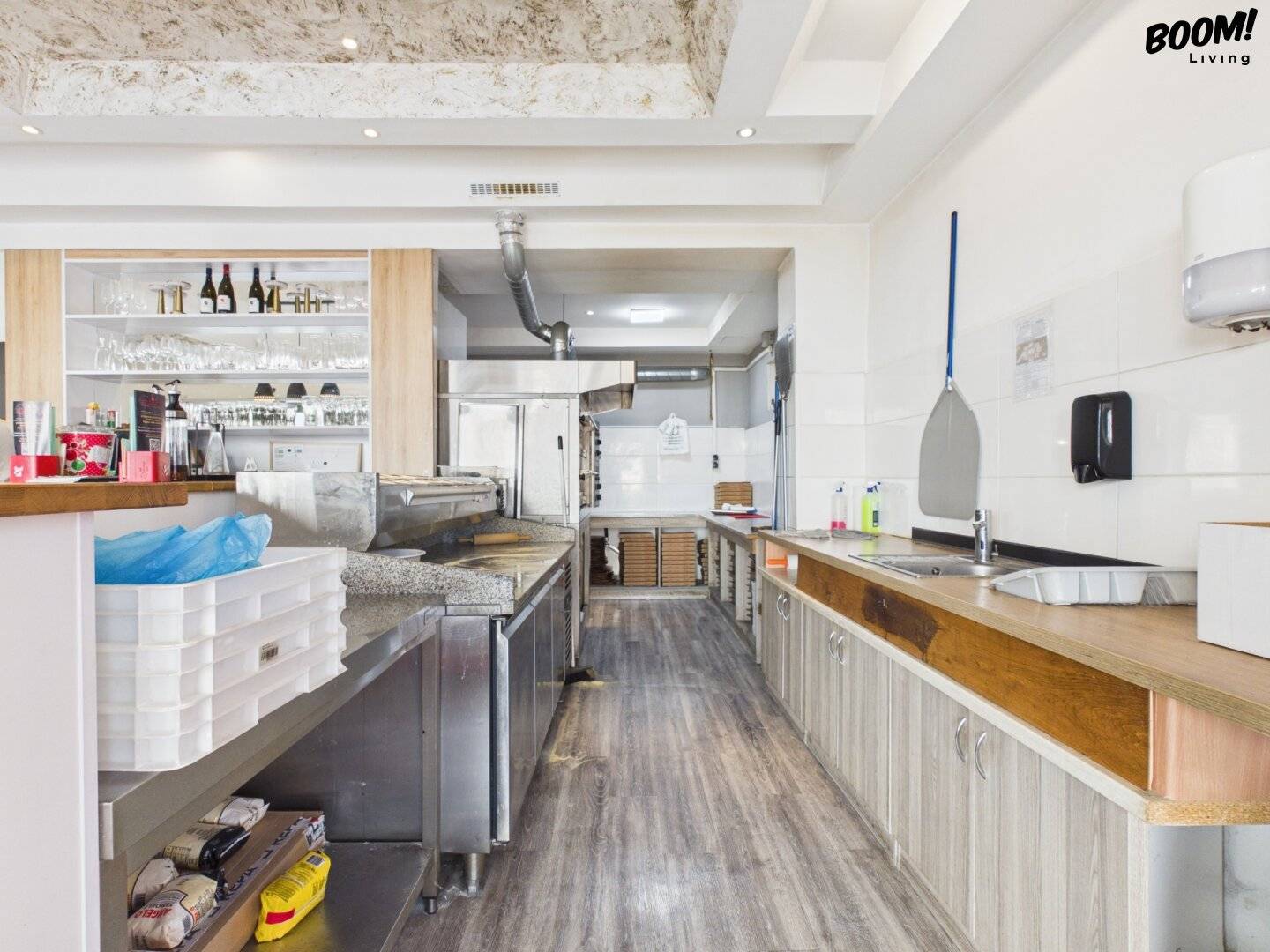 Fully equipped restaurant with Italian kitchen, pizza oven and guest garden in Korneuburg