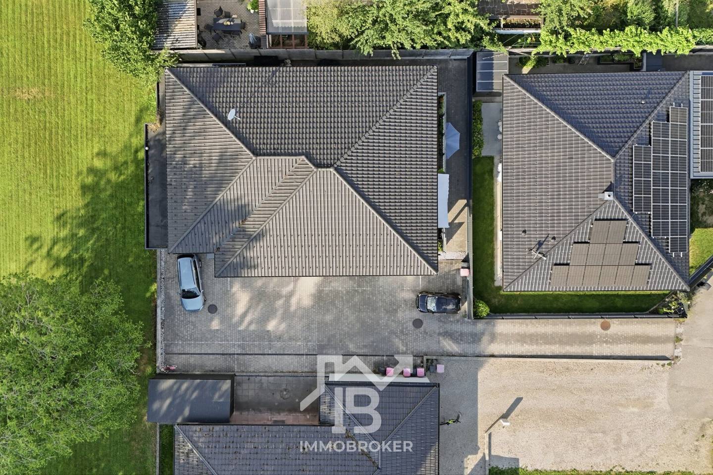 Attractive apartment building in Munderfing with 4 apartments and 7 parking spaces