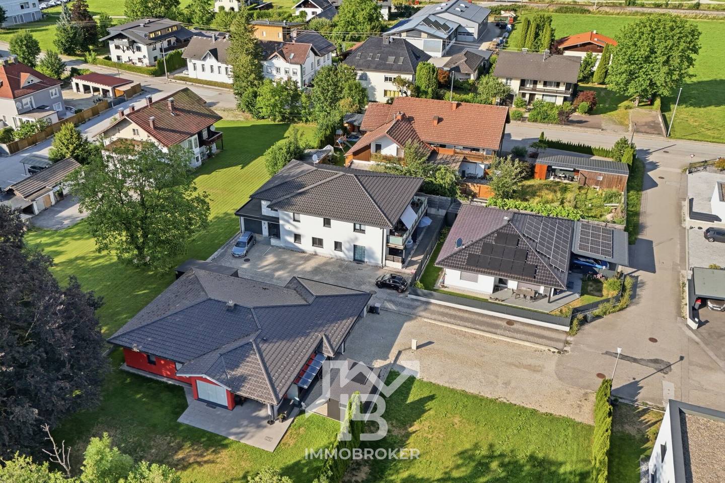 Attractive apartment building in Munderfing with 4 apartments and 7 parking spaces
