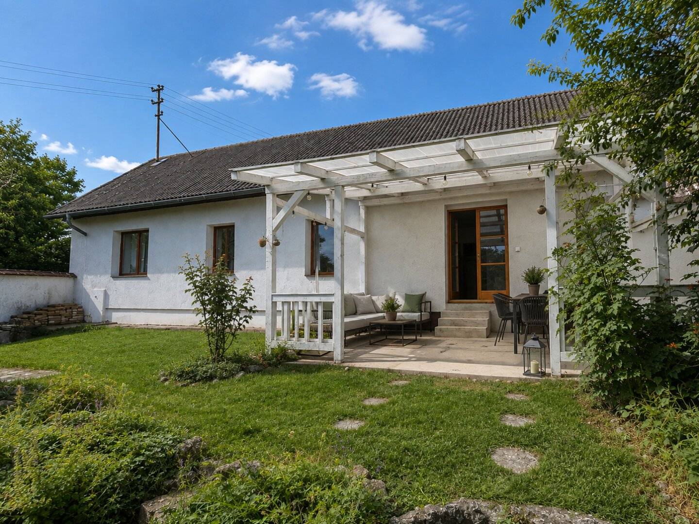 Landhausstil | uneinsehbarer Innenhof u. überdachte Pergola | romantischer Garten | Schwedenofen | freistehende Badewanne