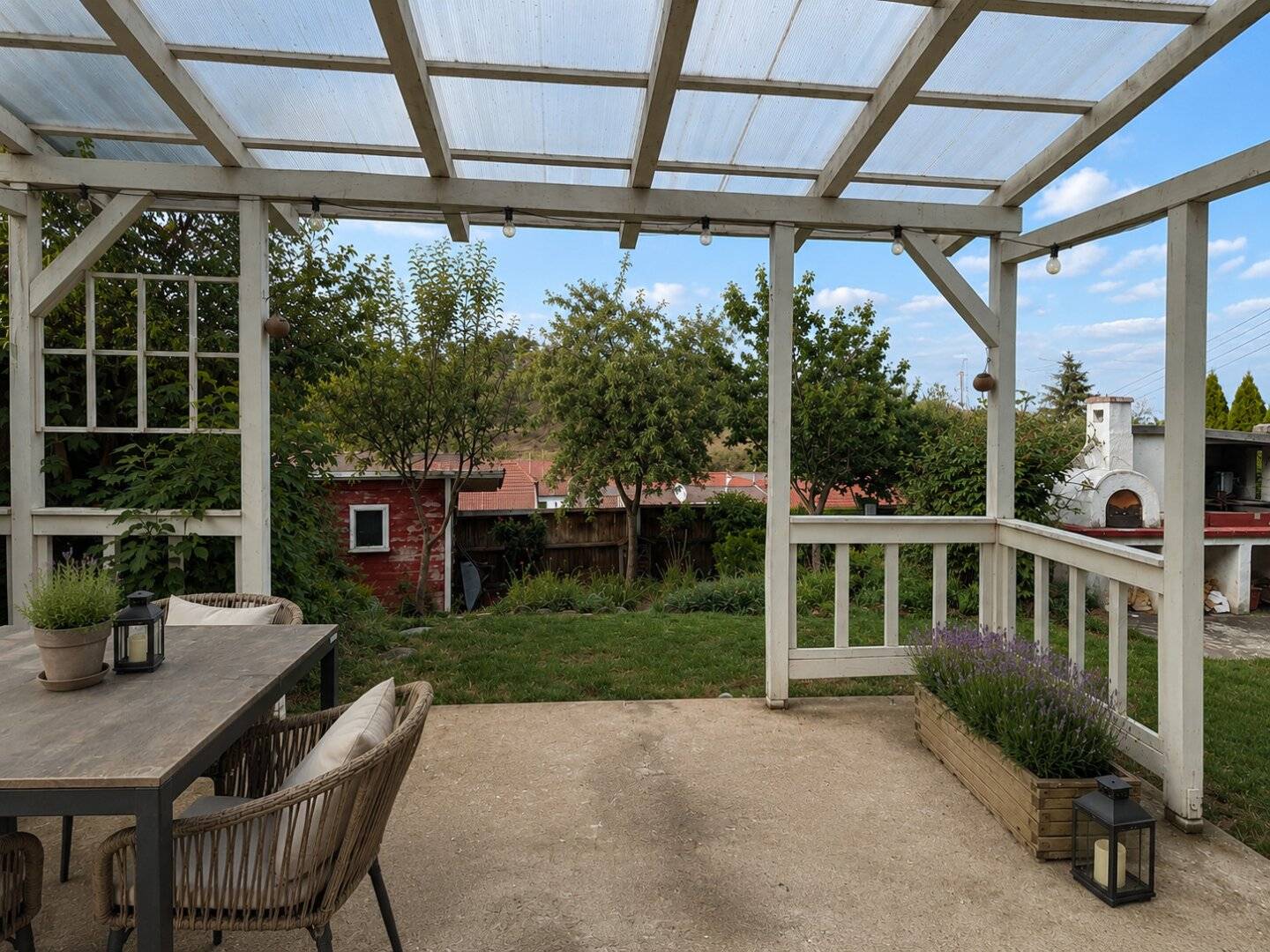 Landhausstil | uneinsehbarer Innenhof u. überdachte Pergola | romantischer Garten | Schwedenofen | freistehende Badewanne