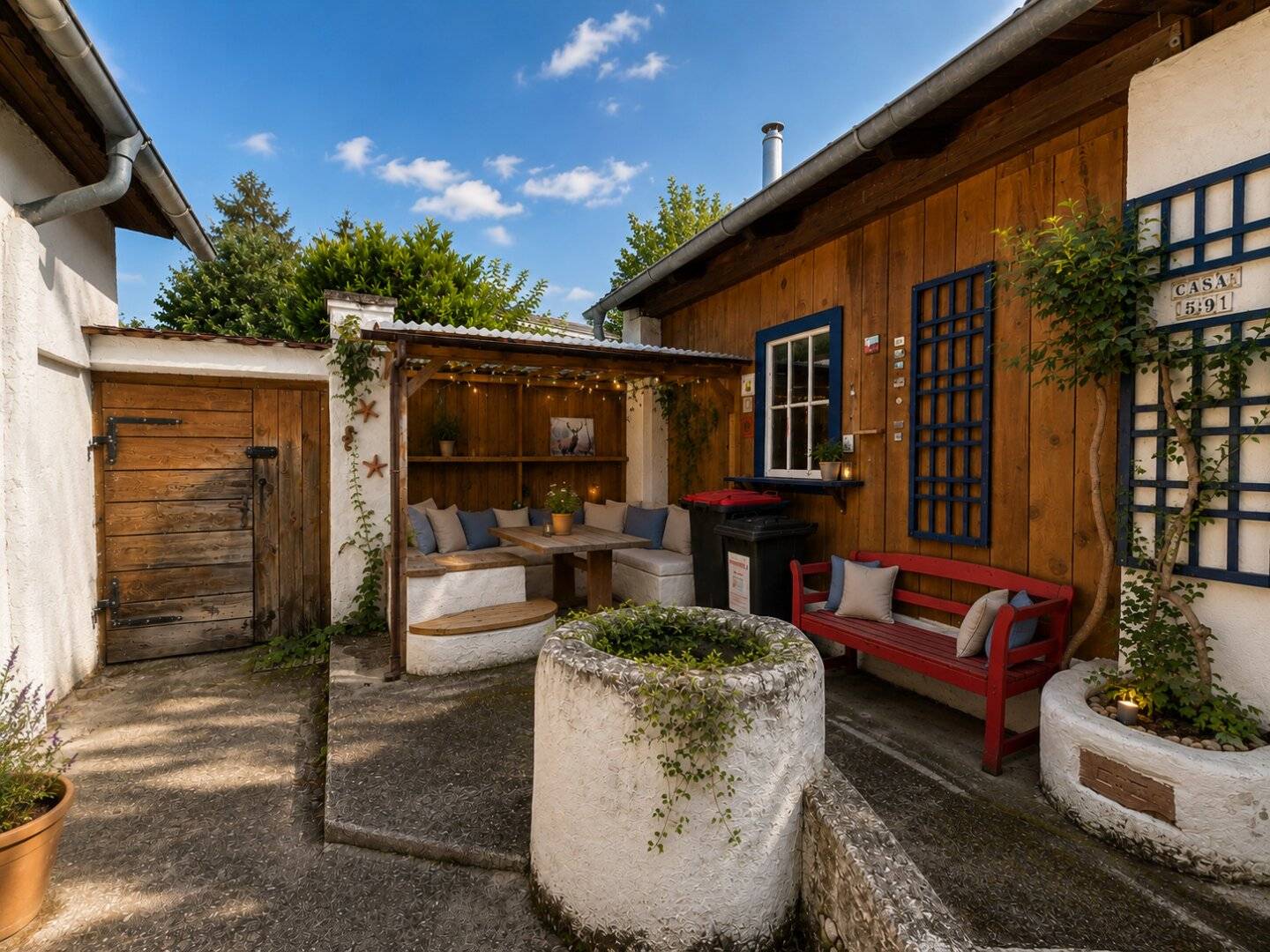 Landhausstil | uneinsehbarer Innenhof u. überdachte Pergola | romantischer Garten | Schwedenofen | freistehende Badewanne