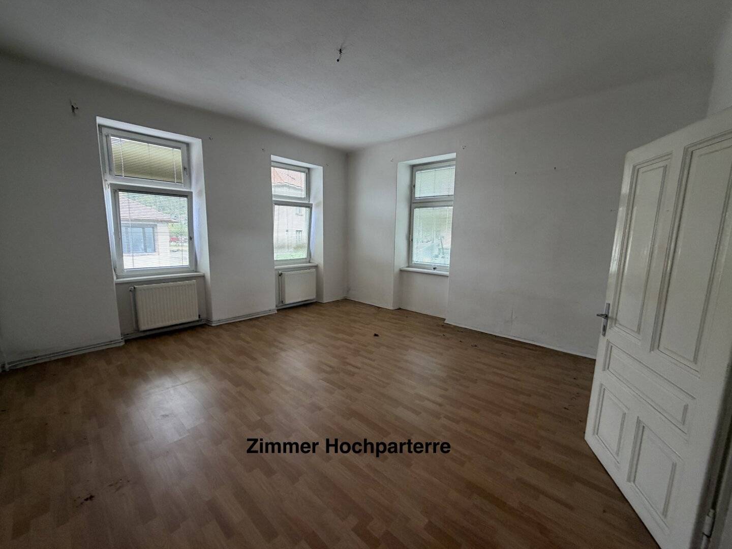 Package consisting of 2 apartments + basement premises + ancillary rooms (approx. 177m² usable area) and 141m² private garden - in need of renovation