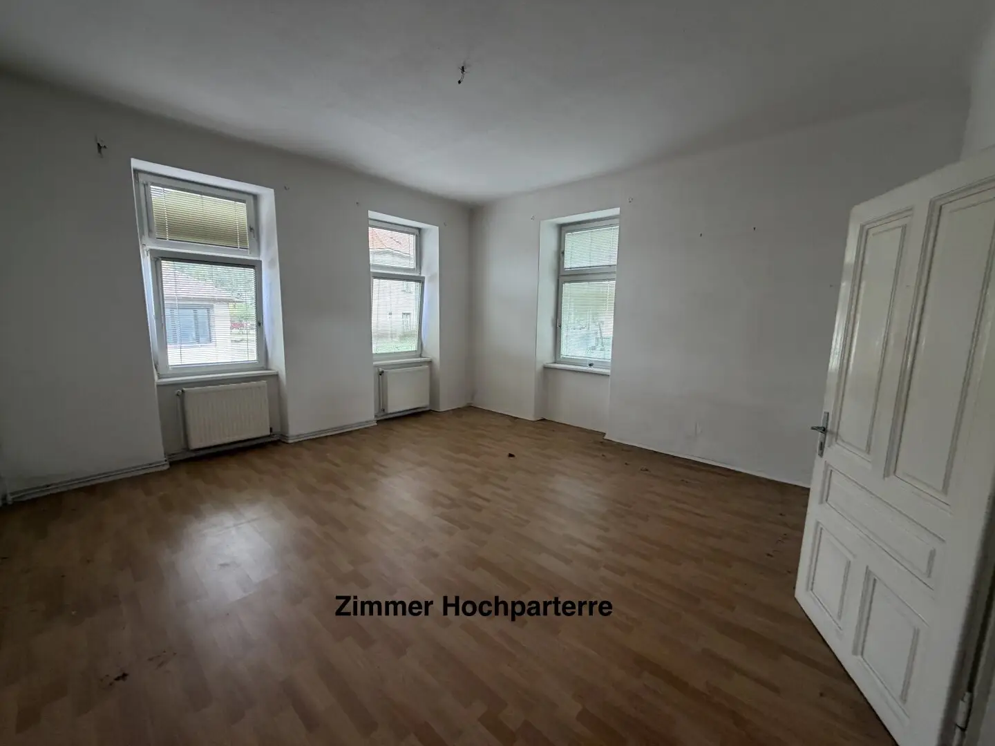 Paket bestehend aus 2 Wohnungen + Souterrainräumlichkeiten + Nebenräume (ca. 177m² Nutzfläche) und 141m² Eigengarten - sanierungsbedürftig
