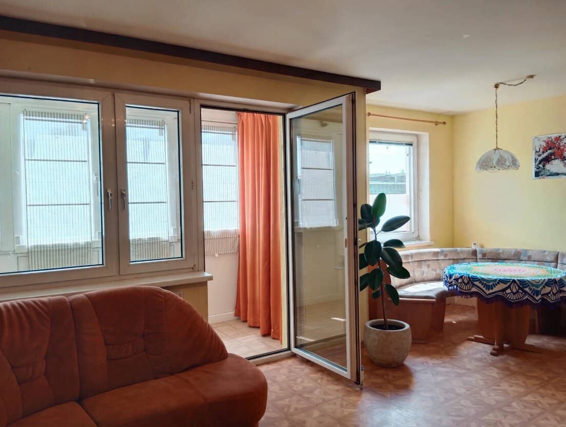 A 3-room apartment with a south-facing loggia, view of the skyline and the C-Port and a cellar room – all in one!