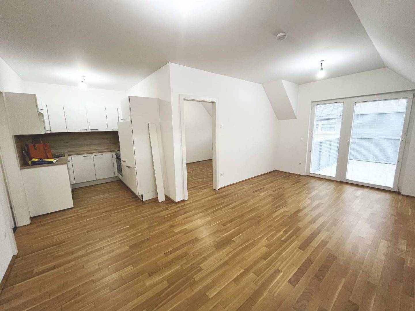 Helle Wohnung mit westseitiger Loggia in ruhiger Lage