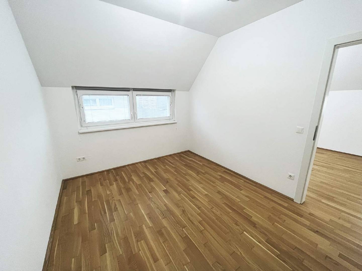 Helle Wohnung mit westseitiger Loggia in ruhiger Lage