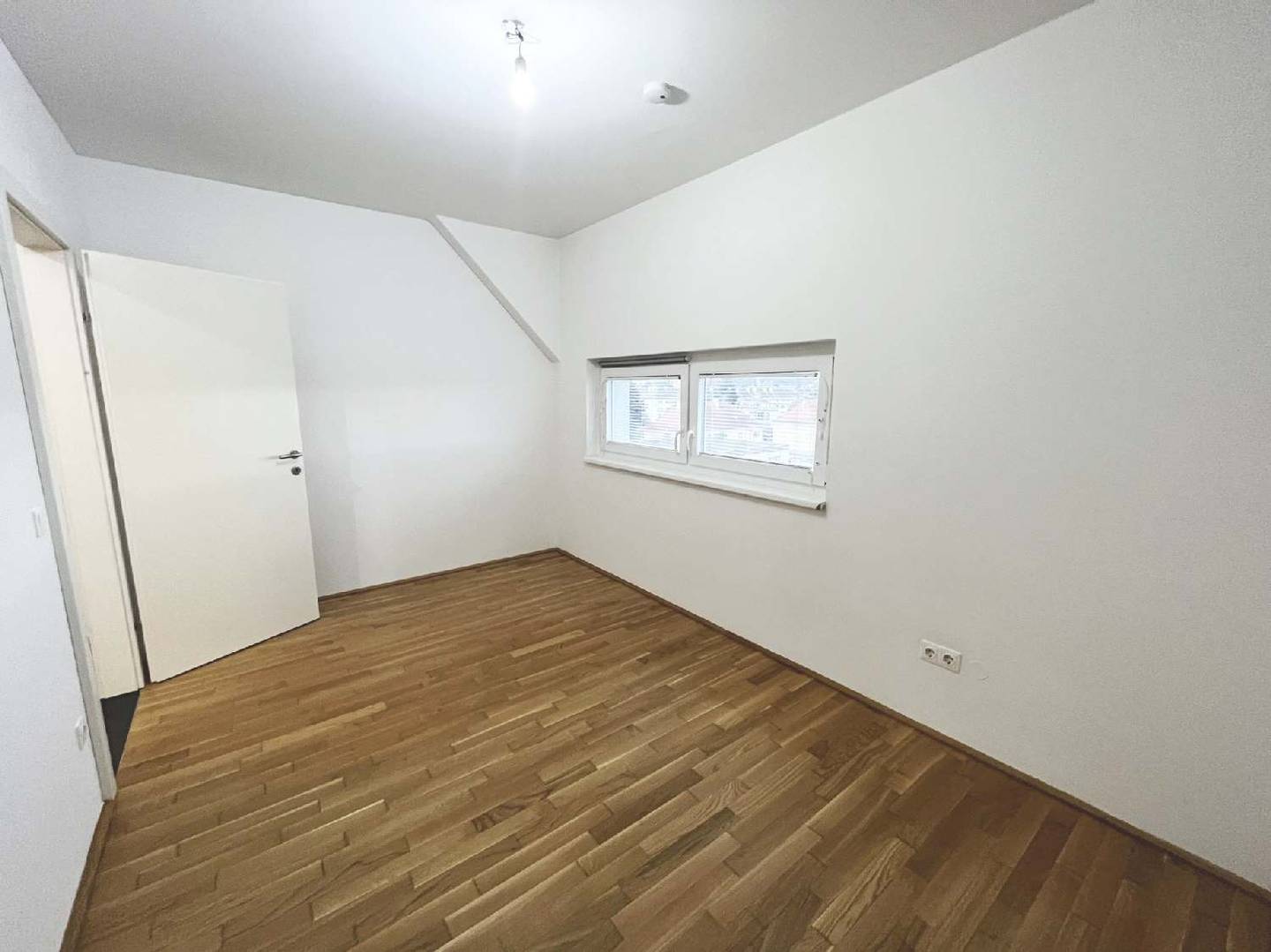 Helle Wohnung mit westseitiger Loggia in ruhiger Lage