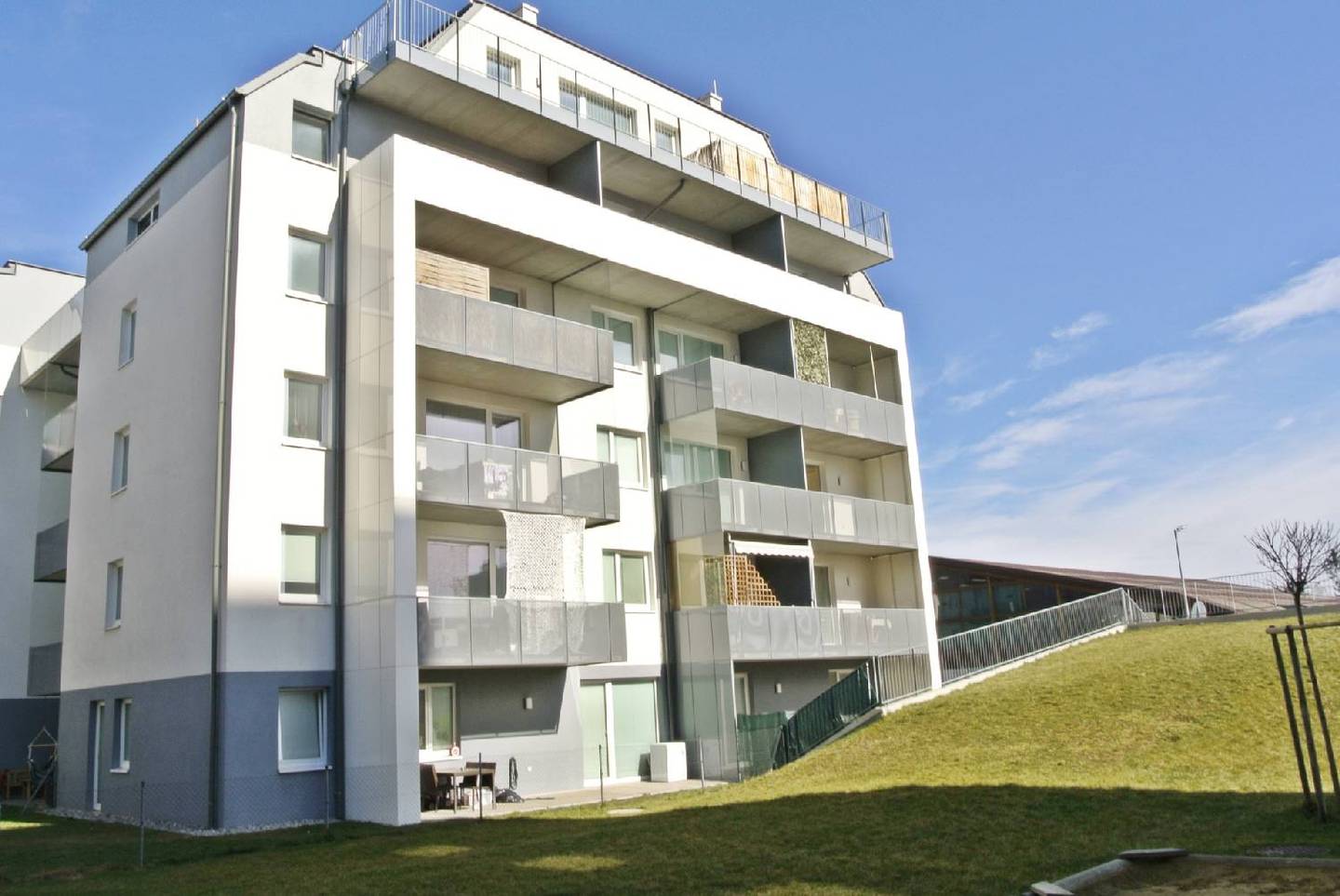 Helle Wohnung mit westseitiger Loggia in ruhiger Lage