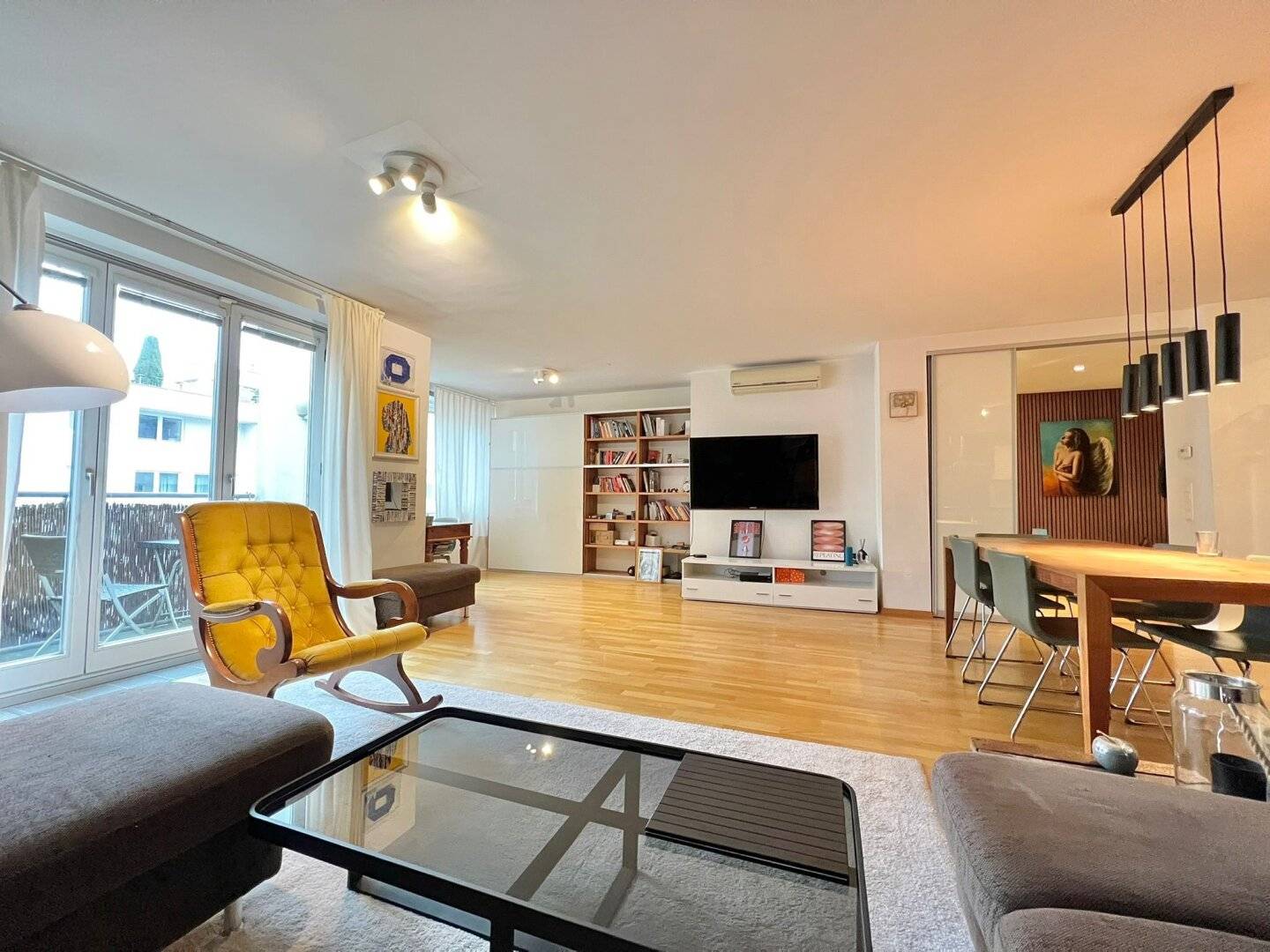 High-Quality Furnished 3-Room Apartment with Balcony