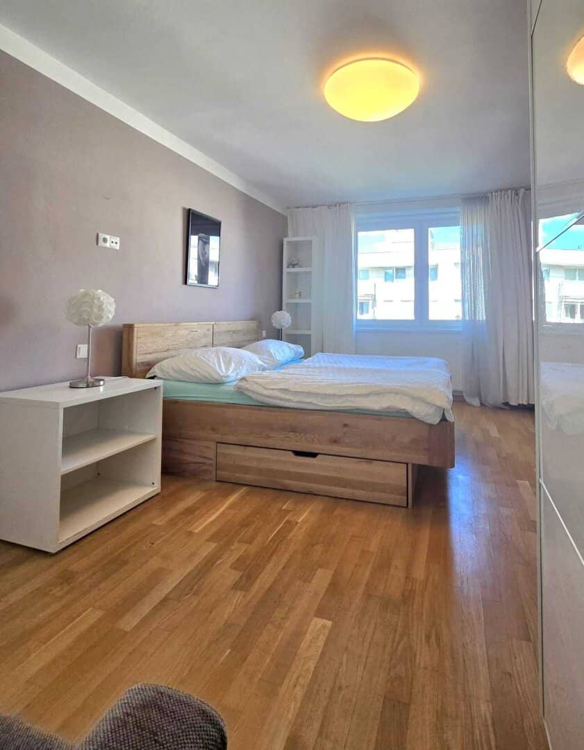 High-Quality Furnished 3-Room Apartment with Balcony
