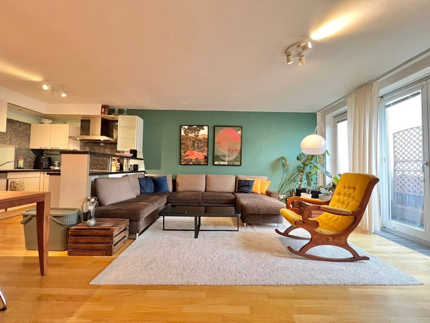 High-Quality Furnished 3-Room Apartment with Balcony