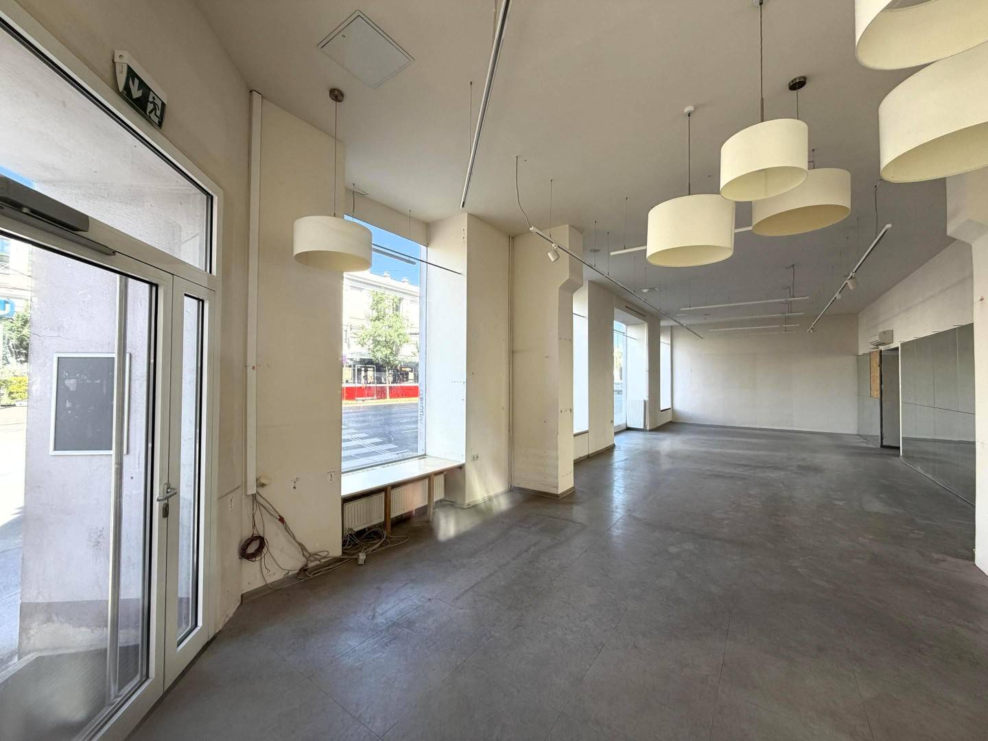 Wohnung mit markanter Straßenfront und großem Lagerkeller