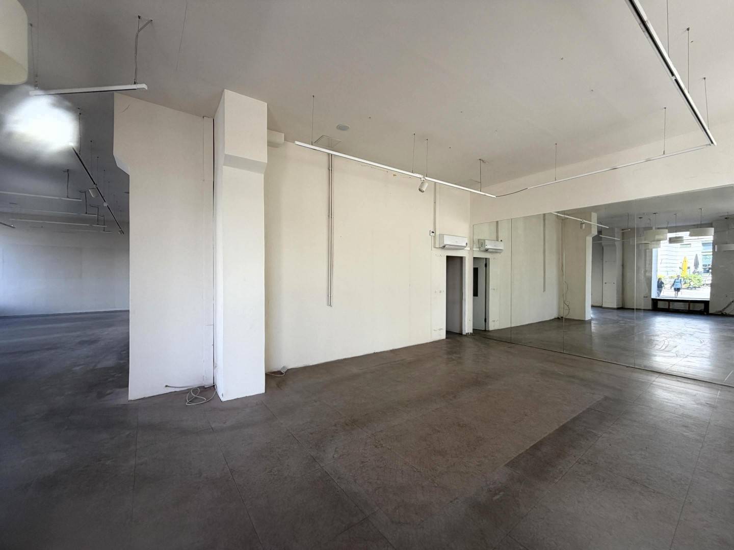 Wohnung mit markanter Straßenfront und großem Lagerkeller