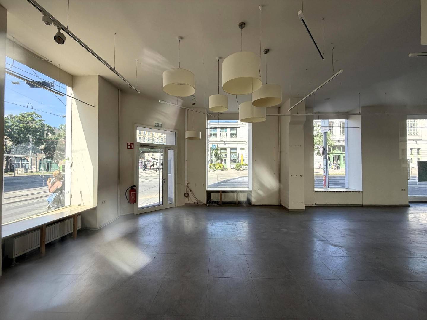Wohnung mit markanter Straßenfront und großem Lagerkeller