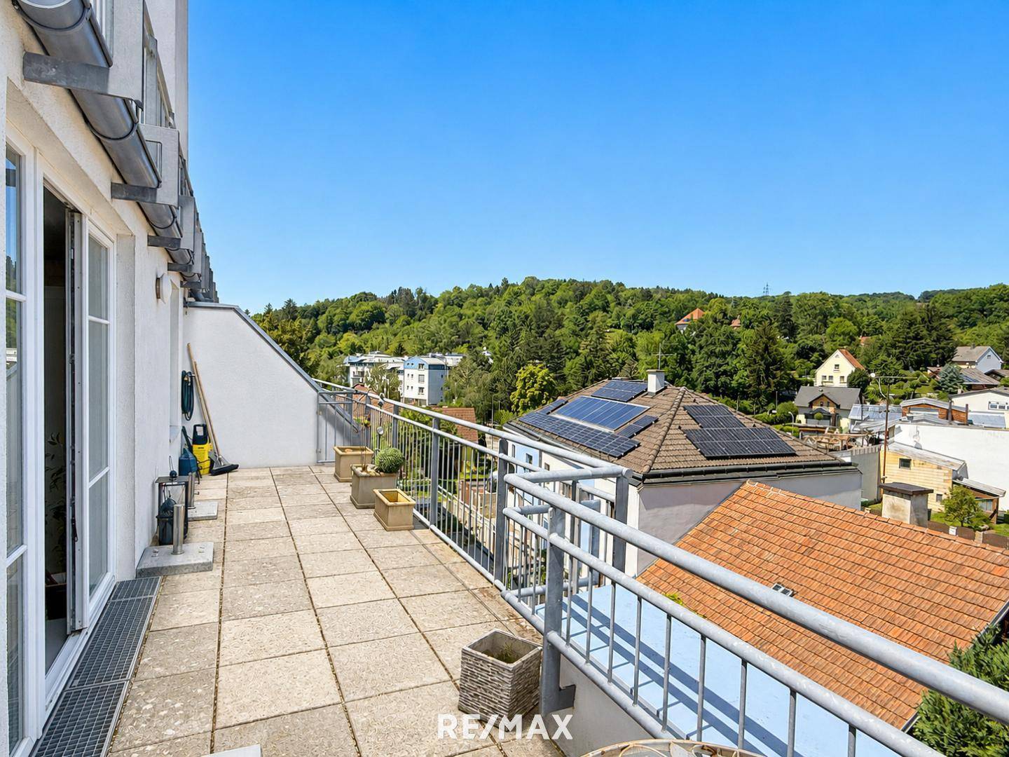 Bright apartment with large balcony and garage